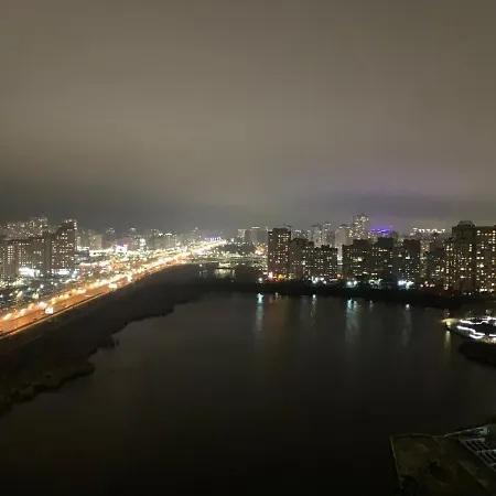 в жк лебединый, ревуцкого 40 в, метро харьковская позняки Apartment