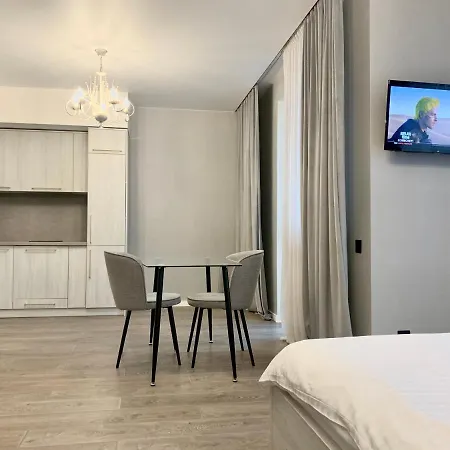 в жк лебединый, ревуцкого 40 в, метро харьковская позняки Apartment *