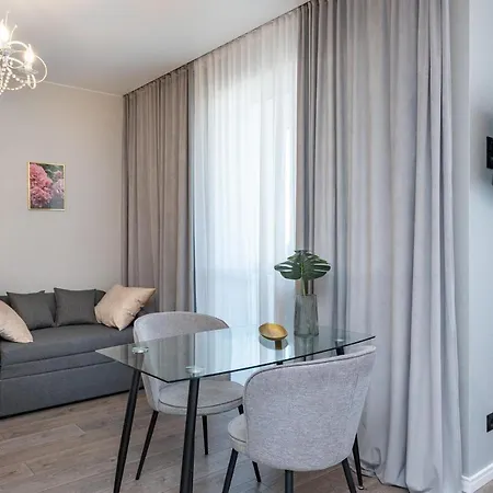 в жк лебединый, ревуцкого 40 в, метро харьковская позняки Apartment Kyiv