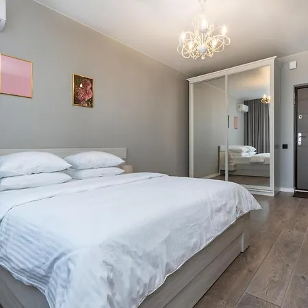 в жк лебединый, ревуцкого 40 в, метро харьковская позняки Apartment