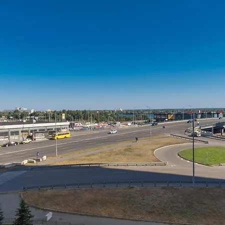 в жк лебединый, ревуцкого 40 в, метро харьковская позняки Apartment